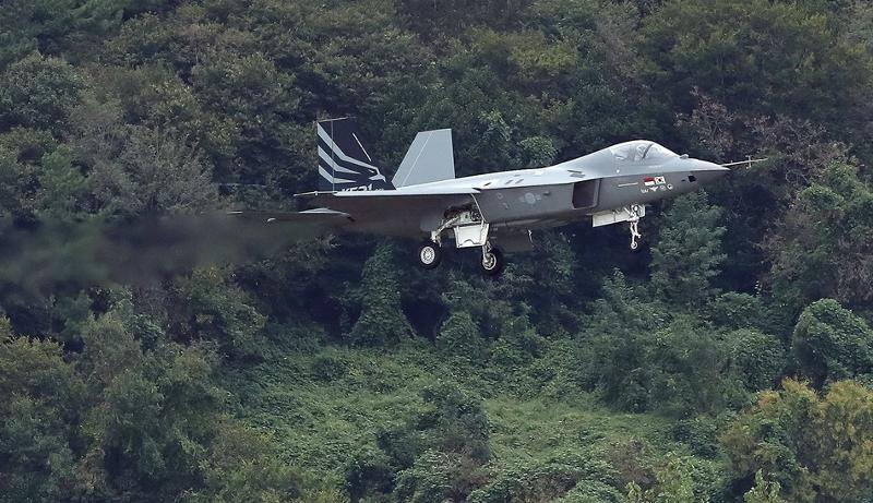 The homegrown KF-21 Boramae fighter jet on Jan. 17 made its first supersonic flight. Shown is the jet on Sept. 28, 2022, flying over an airfield in Sacheon, Gyeongsangnam-do Province. (Yonhap News) 
