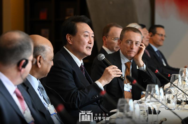 President Yoon Suk Yeol on Jan. 18 speaks at the Global Business Leadership Luncheon at a hotel in Davos, Switzerland, on a visit that includes his attendance at the World Economic Forum. 