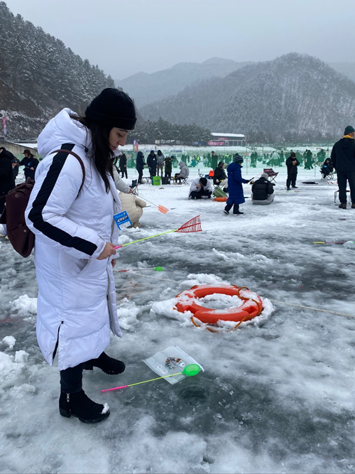 Rebeca Arcega Hernando, a Korea.net Honorary Reporter from Spain, on Jan. 7 tries ice fishing at the festival around Hwacheoncheon Stream in the town of Hwacheon-eup in Hwacheon-gun County, Gangwon-do Province. (Rebeca Arcega Hernando)