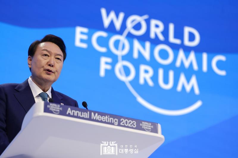 President Yoon Suk Yeol on Jan. 19 gives a speech at the World Economic Forum in Davos, Switzerland. (Office of the President)