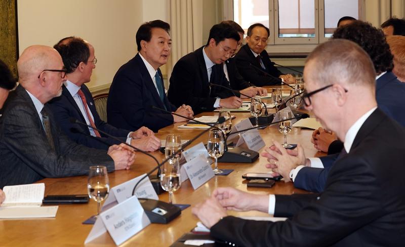 President Yoon Suk Yeol on the afternoon of Jan. 19 talks with quantum scientists at ETH Zurich (Swiss Federal Institute of Technology) in Zurich, Switzerland. (Yonhap News Agency)