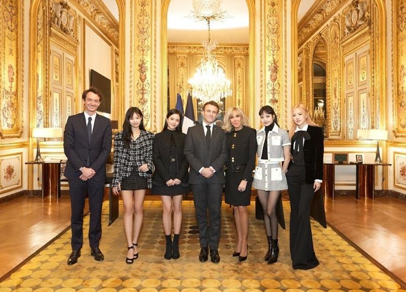 BLACKPINK on Jan. 25 takes a commemorative photo with French President Emmanuel Macron (middle) and first lady Brigitte Macron (third from right) at the presidential residence Elysee Palace in Paris. (YG Entertainment)