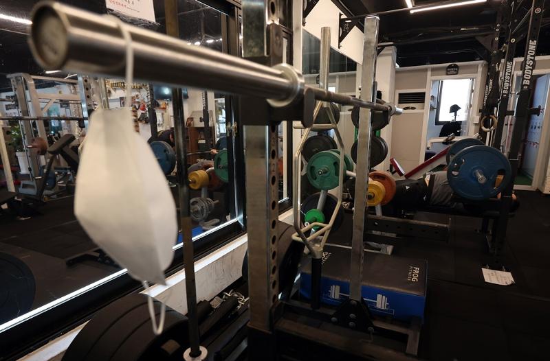 The national indoor mask mandate on Jan. 30 was lifted nationwide 27 months after its adoption. Shown are people at a gym in the Yullyang-dong neighborhood of Cheongwon-gu District in Cheongju, Chungcheongnam-do Province, working out without wearing masks. (Yonhap News)