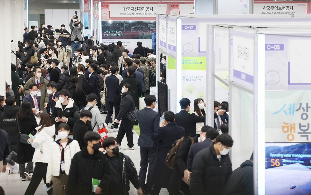 People attending the 2023 Public Institution Job Information Fair (unofficial translation) on Feb. 1 check hiring information at the AT Center in the Yangjae-dong neighborhood of Seoul's Seocho-gu District.