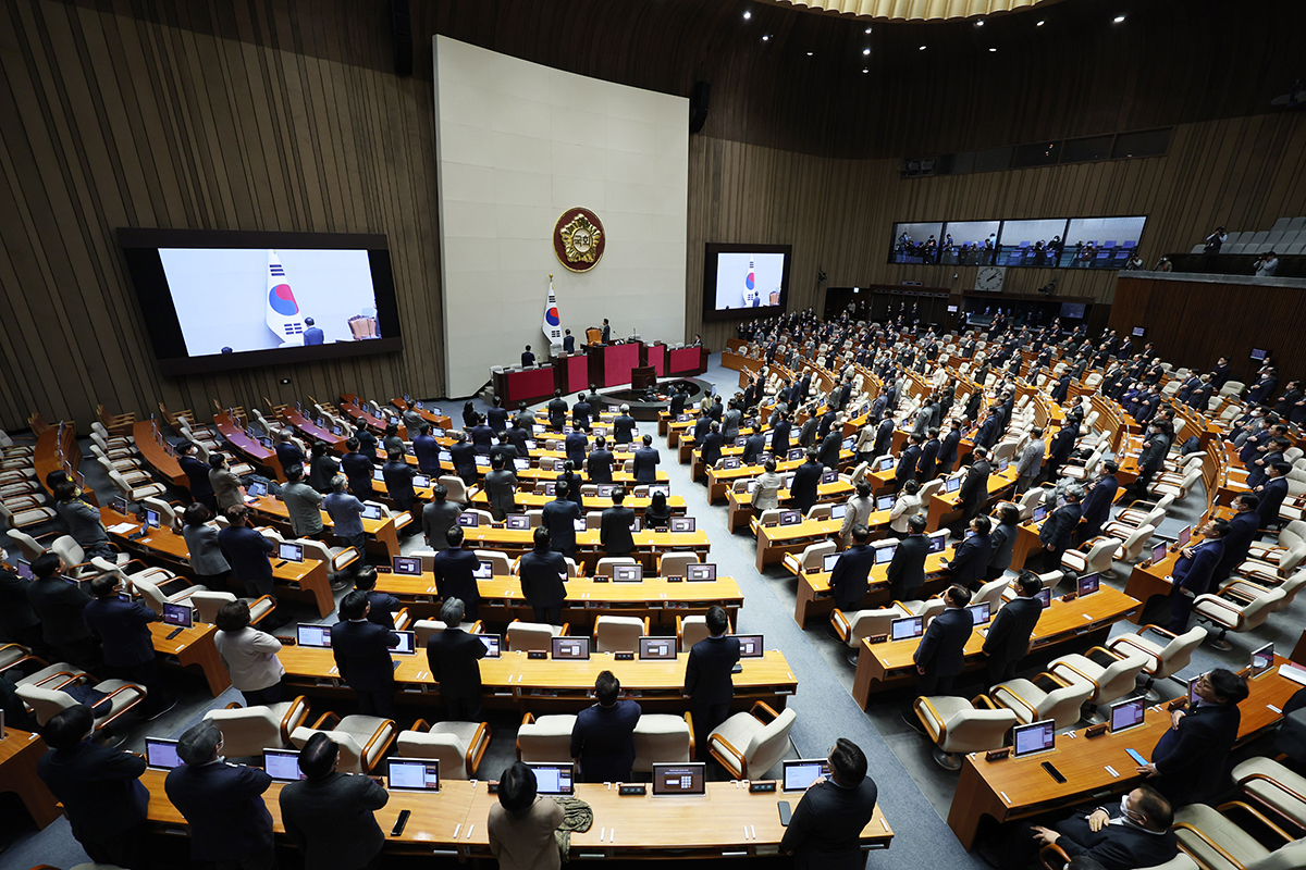 Lawmakers of the National Assembly on Feb. 2 salute the national flag at the opening ceremony of the 403th (extraordinary) parliamentary session in the Yeouido neighborhood of Seoul.