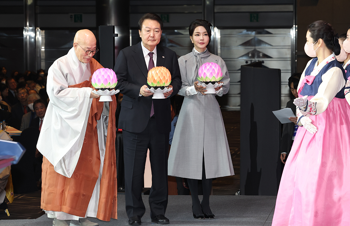 President Yoon Suk Yeol and first lady Kim Keon Hee on Feb. 6 dedicate lanterns at a Lunar New Year's dharma talk to mark the 2,567th anniversary of Buddha's death at COEX Mall in Seoul's Gangnam-gu District.