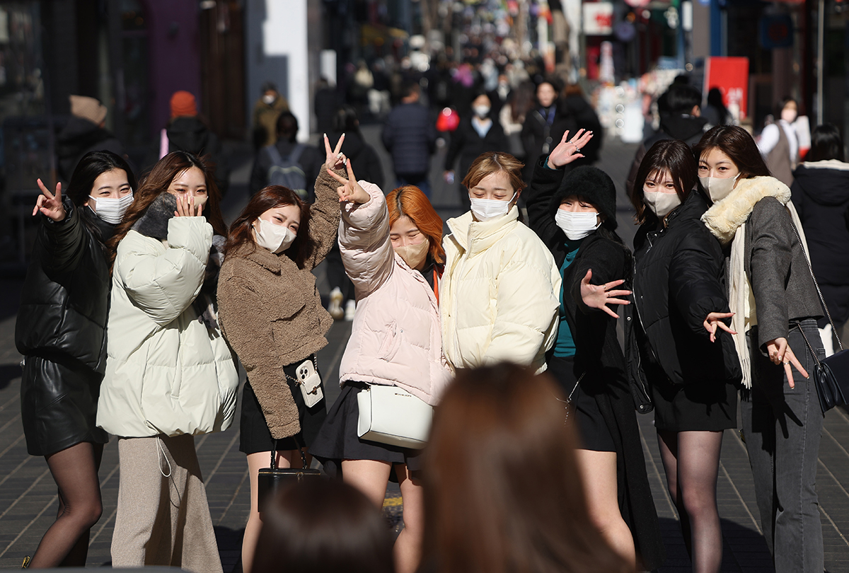 Japanese tourists on Feb. 8 take a photo on the streets of Myeong-dong, a leading shopping and tourist neighborhood in Seoul's Jung-gu District.