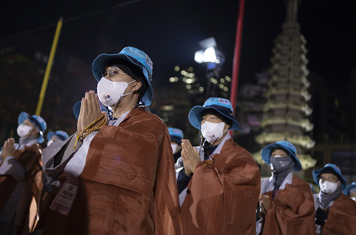 Members of a pilgrimage group on the morning of Feb. 9 put their hands together at a ceremony for announcing a pilgrimage to India on the front yard of Daeungjeon (Main Dharma) Hall at Jogyesa Temple in Seoul's Jongno-gu District.