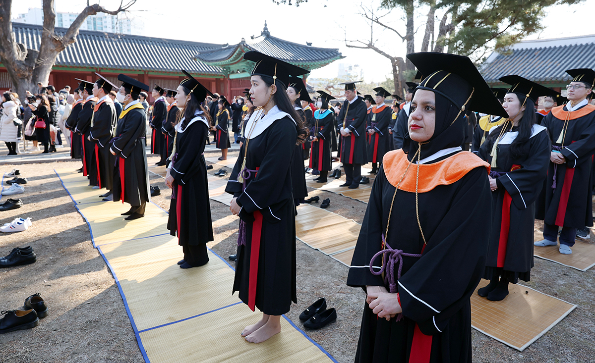 A commencement event on the morning of Feb. 15 is held at Daeseongjeon Shrine of Sungkyunkwan University, which was launched as a Confucian academy in 1398, in Seoul's Jongno-gu District, with graduates performing a goyurye, a traditional ceremony held at Confucian academies during big events such as matriculation or graduation.