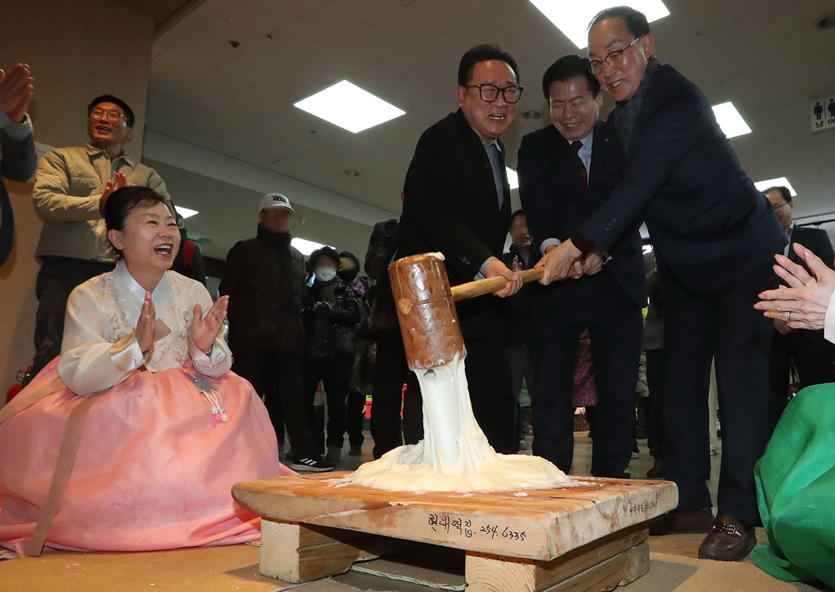 Marking the first day of the second month on the lunar calendar, officials hammer rice cake batter (tteongme) at Seomun Market in Daegu's Jung-gu District on Feb.20, wishing for safety and peace, as well as the coexistence and development of the Yeongnam and Honam regions.