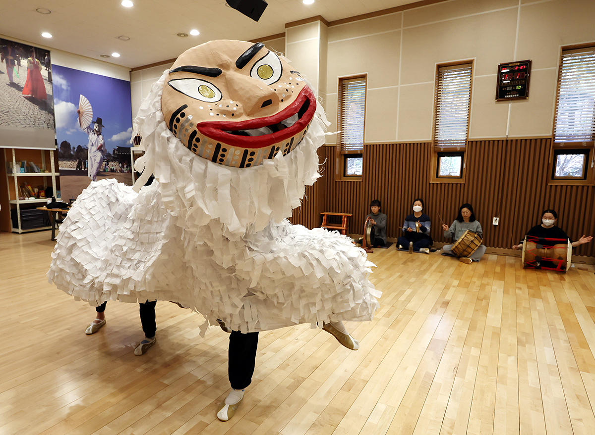Talchum (traditional Korean mask dance) club Eolssu (unofficial translation) practice Eunyul Talchum on the morning of Feb. 21, as it prepares to participate in the International Children's Folklore Festival in Italy from March 5-12, at the Eunyul Mask Dance Training Center in Incheon's Michuhol-gu District.