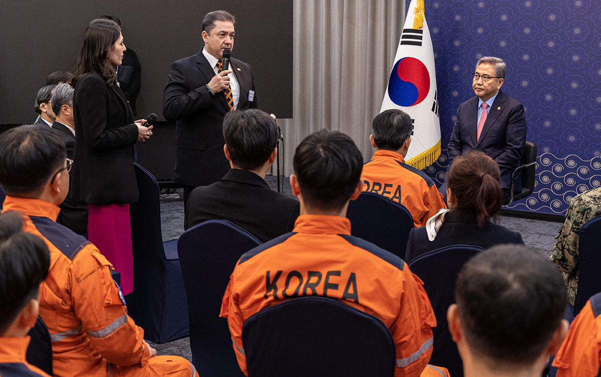Turkish Ambassador to Korea Salih Murat Tamer expresses his gratitude to Minister of Foreign Affairs Park Jin and members of the first contingent of the Korea Disaster Relief Team (KDRT) dispatched to quake-ravaged Turkish regions, at a conference held at the Seo Hee hall (unofficial translation) in the Ministry of Foreign Affairs building in Seoul's Jongno-gu District on the morning of Feb. 23.