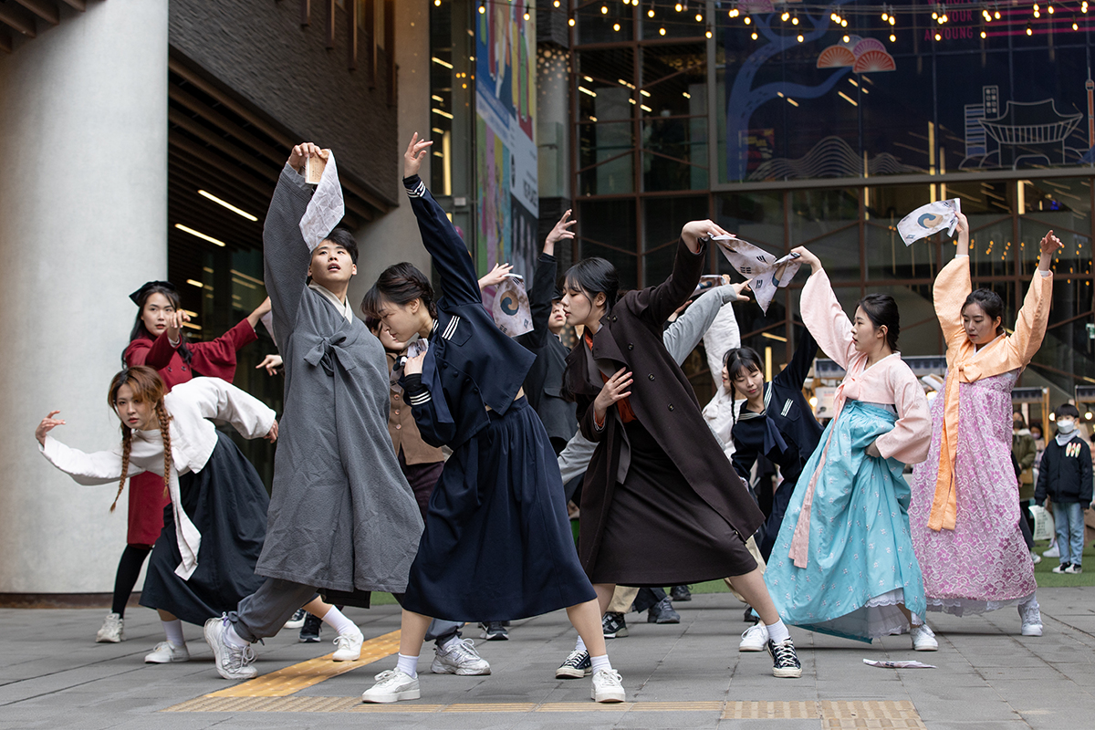 Students majoring in musical performance at Hongik University’s performance arts school perform a flashmob reenactment of the March First Independence Movement of 1919 with the national flag Taegeukgi in their hands on Feb. 28, the day before the historical event, in the Insa-dong neighborhood of Seoul's Jongno-gu District.