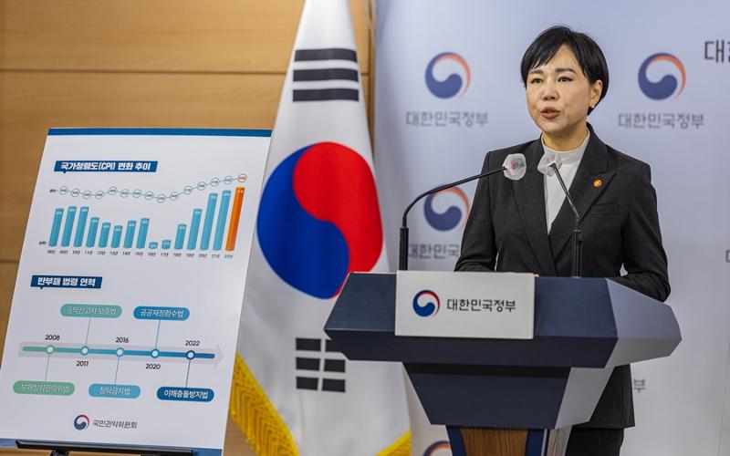Jeon Hyun-Heui, chairperson of the Anti-Corruption and Civil Rights Commission, on Jan. 31 holds a briefing at Government Complex-Seoul to announce Korea's ranking in the Corruption Perception Index last year. (Yonhap News)