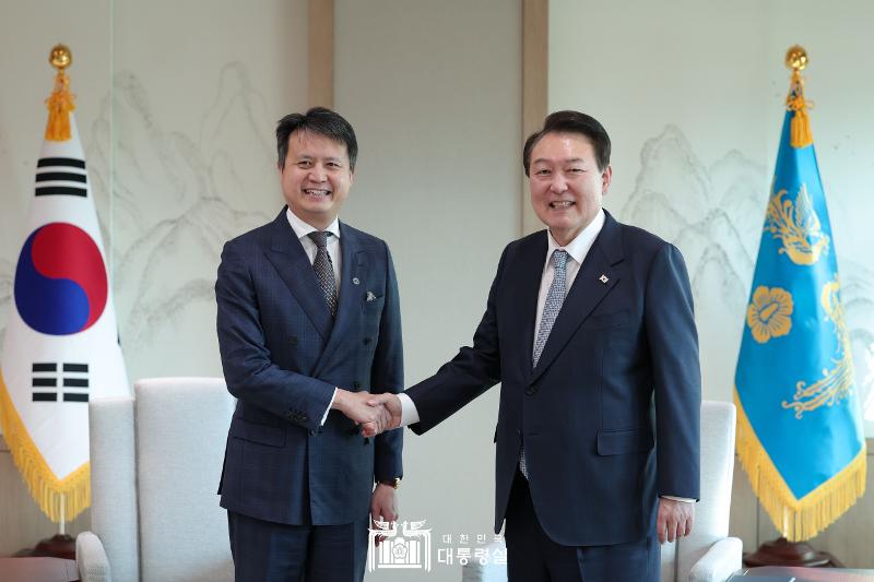 President Yoon Suk Yeol on Feb. 8 shakes hands with World Intellectual Property Organization Director General Daren Tang at the presidential office in Seoul.