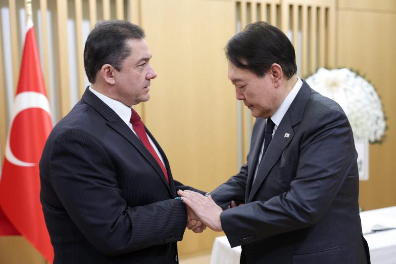 President Yoon Suk Yeol on Feb. 9 expresses his condolences to Turkish Ambassador to Korea Salih Murat Tamer at the Turkish Embassy in Seoul. (Office of the President)