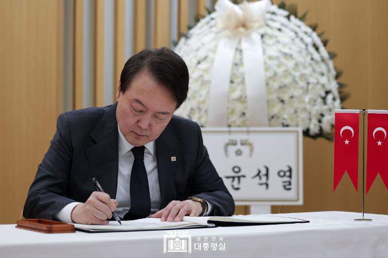 President Yoon Suk Yeol on Feb.9 signed a condolence book on a visit to the Turkish Embassy in Seoul. (Office of the President)