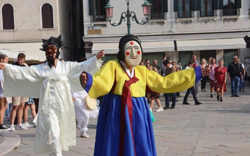 A performance of talchum (traditional mask dance) on Oct. 15, 2022, is held at Campo Santo Stefano in Venice, Italy. (K-tiful)
