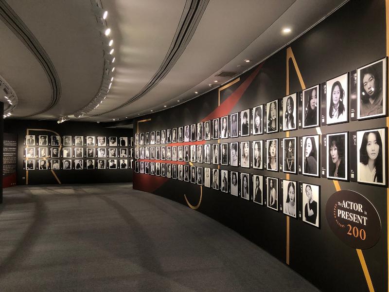 The China office of the Korean Film Council (KOFIC) on Feb. 17 opened the KOFIC Korean Film Festival (unofficial translation) in Shanghai, China, the first event of its kind in the country in nine years. Shown is a picture taken at the photo exhibition (Korean Actors 200,) which opened on the same day as the festival. 