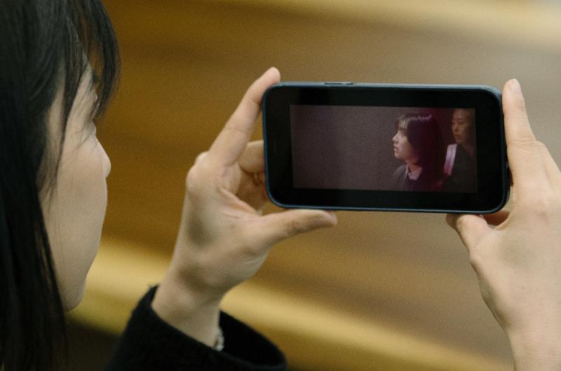 A user watches a live-stream video on a smartphone. (Jeon Han)