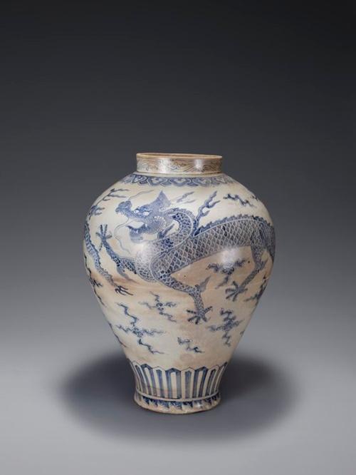 Shown here is the “White Porcelain Bottle with Cloud and Dragon Design in Underglaze Cobalt Blue,” from the Joseon Dynasty that is on display in the second section of the “Joseon White Porcelain: Paragon of Virtue
