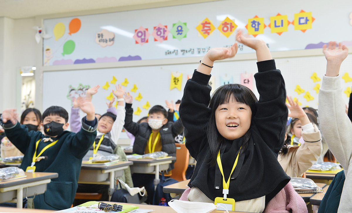 Students at the entrance ceremony for the first semester of the new school year on March 2 smile as they meet their new homeroom teacher at Daegu Hansaem Elementary School in Daegu's Dalseo-gu District.