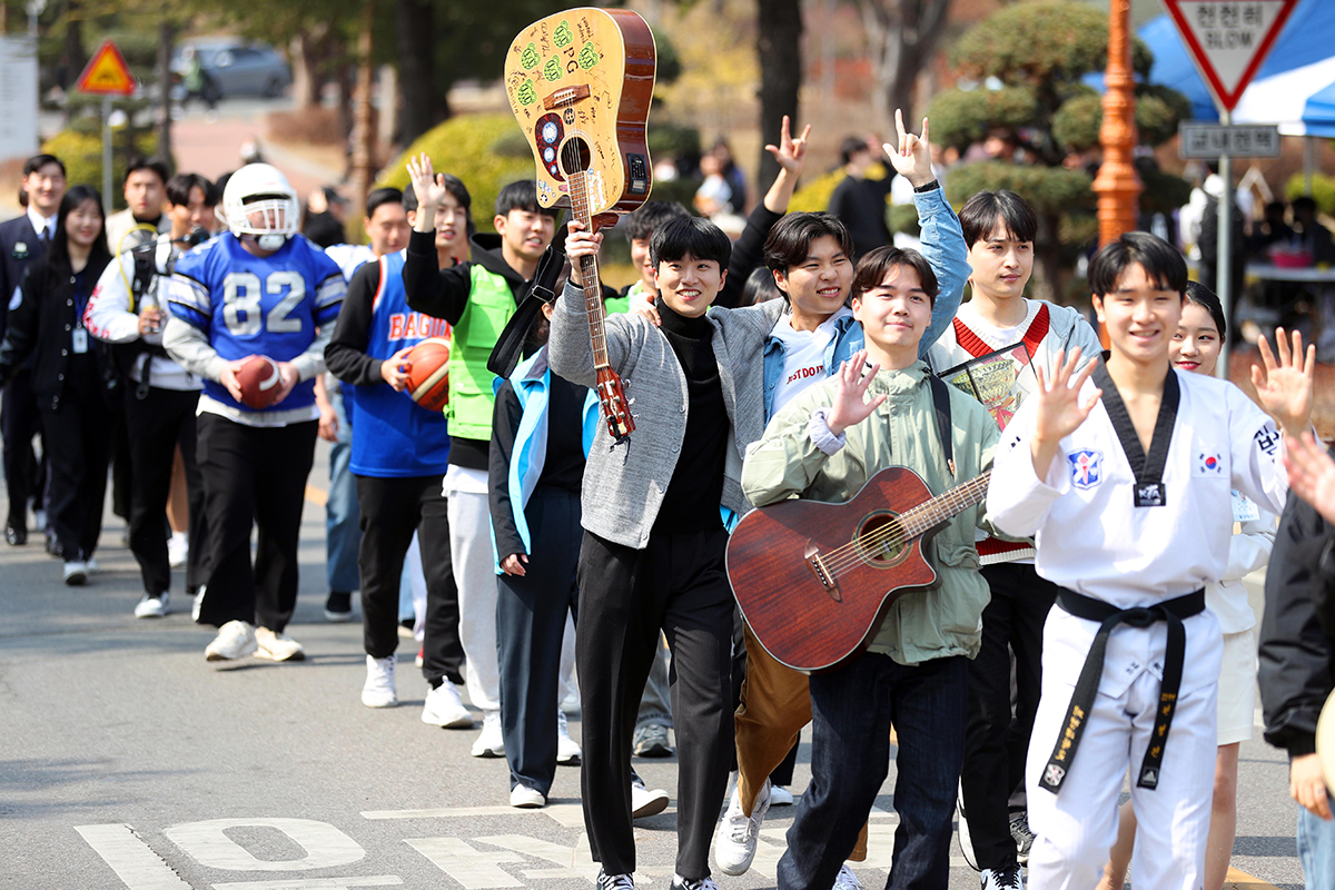Keimyung University students on the afternoon of March 7 promote their special interest clubs with outfits promoting each group's qualities at the school's Seongseo Campus in Daegu's Dalseo-gu District.