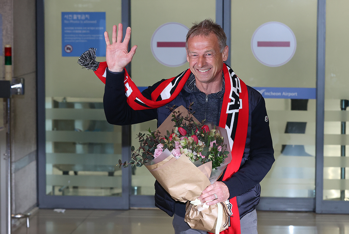 Jurgen Klinsmann, the new head coach of the national men's soccer team, on the morning of March 8 arrives in Korea at Terminal 1 of Incheon International Airport.