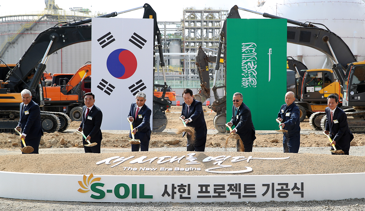 President Yoon Suk Yeol (fourth from right) on March 9 is the first to shovel dirt at the groundbreaking ceremony for the S-Oil Shaheen project held at Onsan National Industrial Complex in Ulju-gun County, Ulsan.