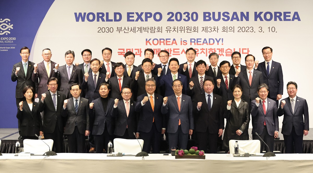 Prime Minister Han Duck-soo, Chey Tae-won, chairman of the Korea Chamber of Commerce and Industry, and Minister of Foreign Affairs Park Jin on Friday take a commemorative photo ahead of the third meeting of the Bid Committee for World Expo 2030 Busan, Korea, at the Four Seasons Hotel in Seoul. 