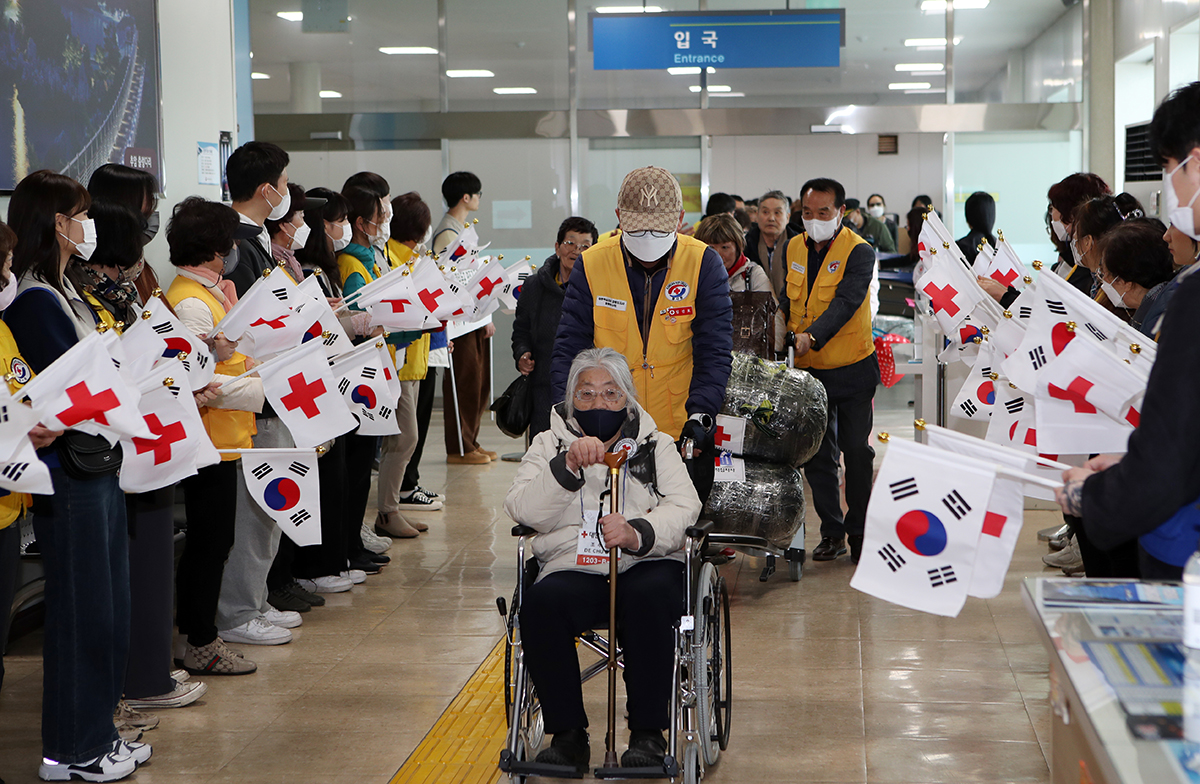 Ethnic Koreans from the island of Sakhalin in Russian Far East on the afternoon of March 17 leave the arrival section after finishing immigration procedures at the international passenger terminal of the Port of Donghae in Donghae, Gangwon-do Province.