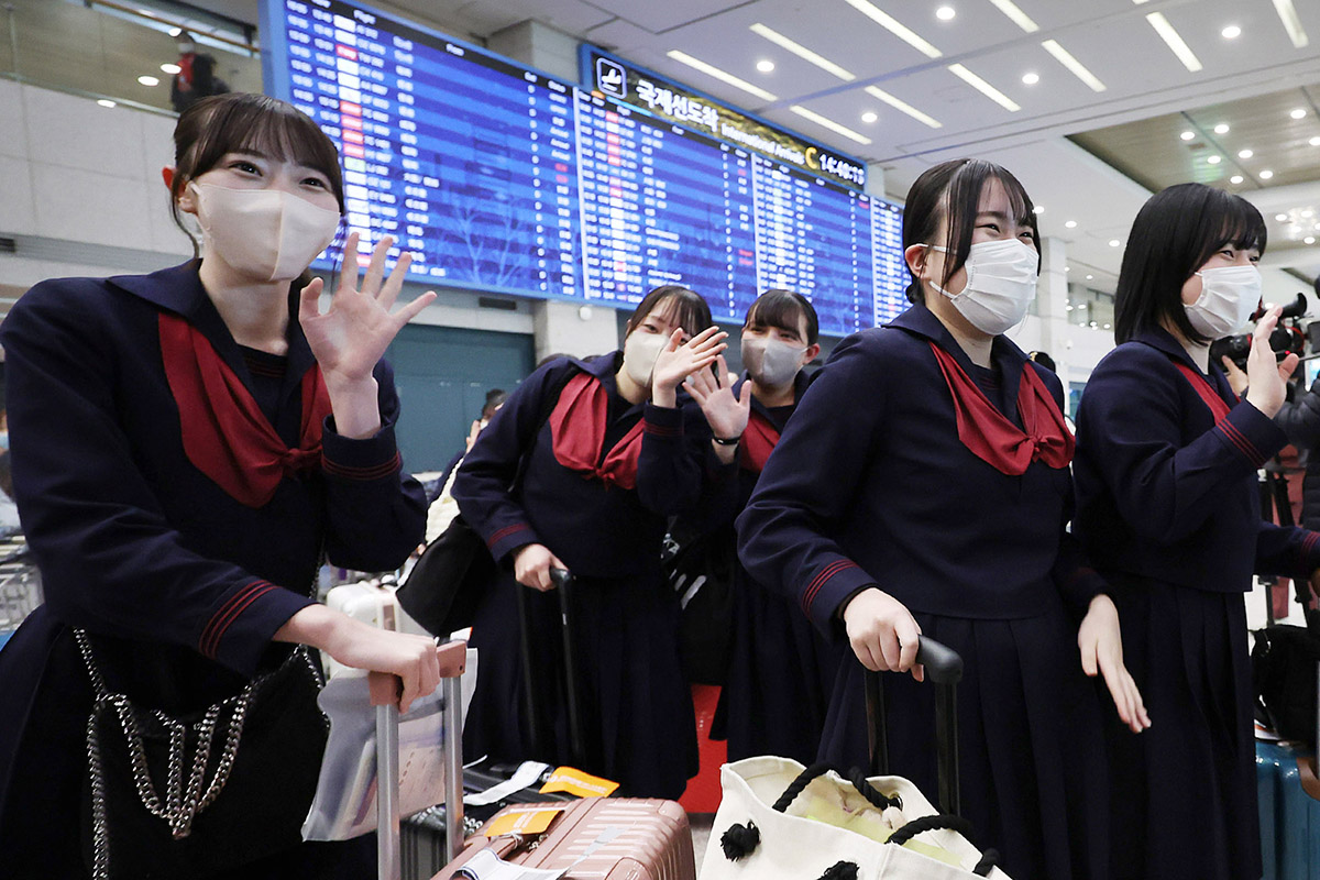 Students from Luther Senior High School in Japan's Kumamoto Prefecture on the afternoon of March 21 wave hello after arriving at Incheon International Airport. 