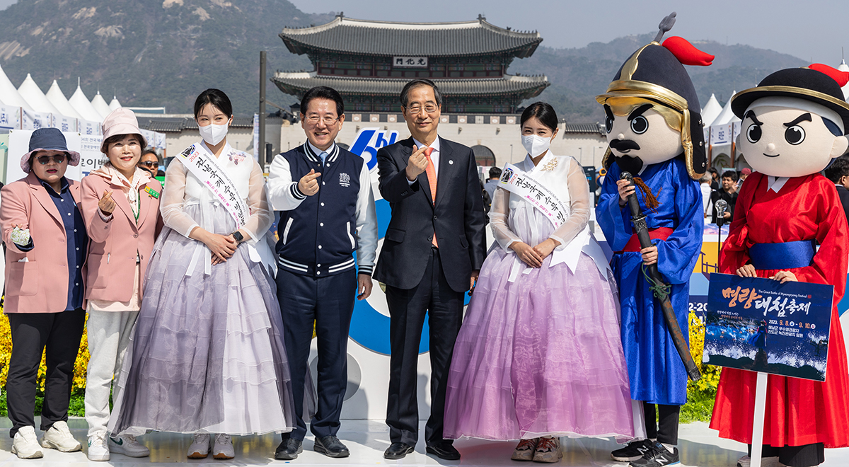 Prime Minister Han Duck-soo (fourth from right) on the morning of March 22 poses for a group photo with Jeollanam-do Province Gov. Kim Young-rok (fourth from left), tourism guides and regional mascots at a (Visit Jeollanam-do Province Year 2022-23) event held at Gwanghwamun Square in Seoul's Jongno-gu District.