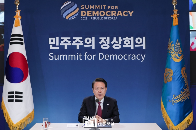 President Yoon Suk Yeol on March 29 speaks online at the first plenary session of the second Summit for Democracy at Yeongbingwan, the guesthouse of Cheong Wa Dae. (Office of the President) 