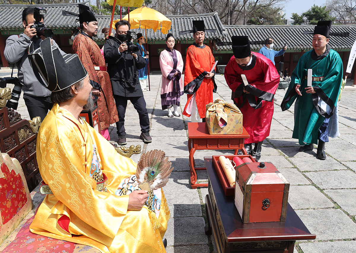 People clad in traditional outfits on the afternoon of March 30 appear in a reenactment of presenting tea from Boseong-gun County, Jeollanam-do Province, as a gift to the king in the 11th Boseong World Tea Expo's (Boom Up Festa) (unofficial translation) at Gyeonghuigung Palace in Seoul's Jongno-gu District.