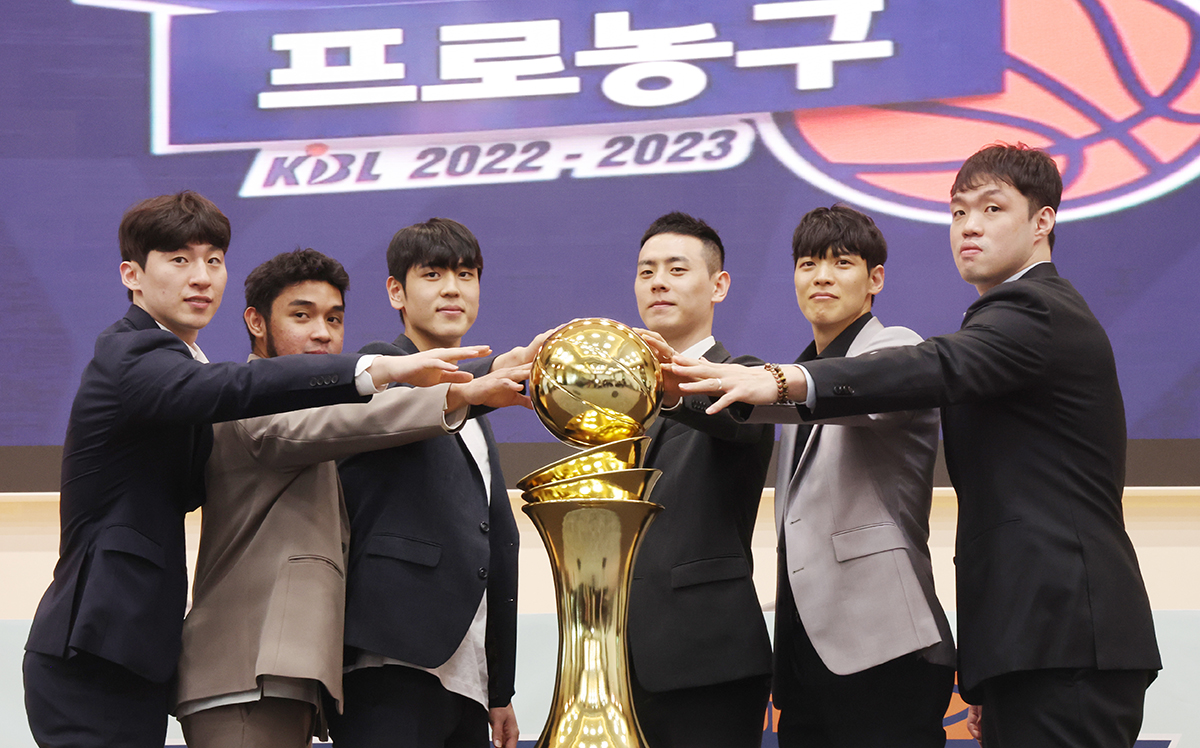 09th Mar, 2021. Lee Jung-hyun in action Jeonju KCC Egis' Lee Jung-hyun (L)  dribbles the ball during a Korean Basketball League game against the Busan  KT Sonicboom in Busan, 450 kilometers southeast