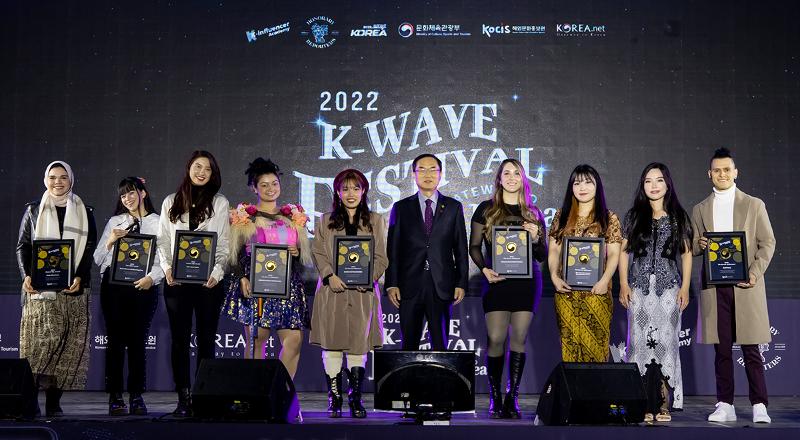 Second Vice Minister of Culture, Sports and Tourism Cho Yong-man (fifth from right) on Dec. 10, 2022, takes a group photo with award-winning K-influencers at the 2022 K-wave Festival held at the Korea International Exhibition Center, aka KINTEX, in Goyang, Gyeonggi-do Province. 
