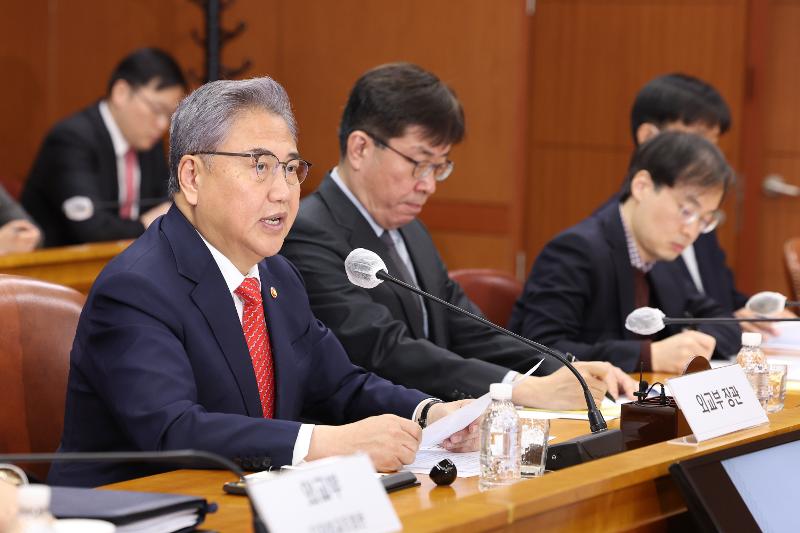 Minister of Foreign Affairs Park Jin on March 8 speaks at the third joint public-private meeting on overseas emergency relief for the earthquake in Turkiye (Turkey) at the situation room of his ministry's building in Seoul's Jongno-gu District. (Yonhap News) 
