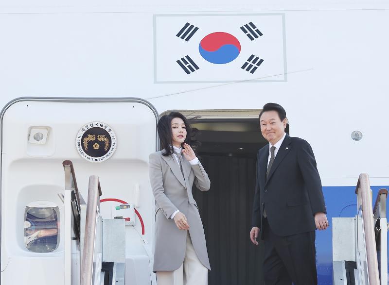 President Yoon Suk Yeol and first lady Kim Keon Hee on the morning of March 16 wave goodbye to well-wishers at Seoul Air Base in Seongnam, Gyeongg-do Province, before departing for their two-day visit to Japan on the presidential plane Code One. (Yonhap News)