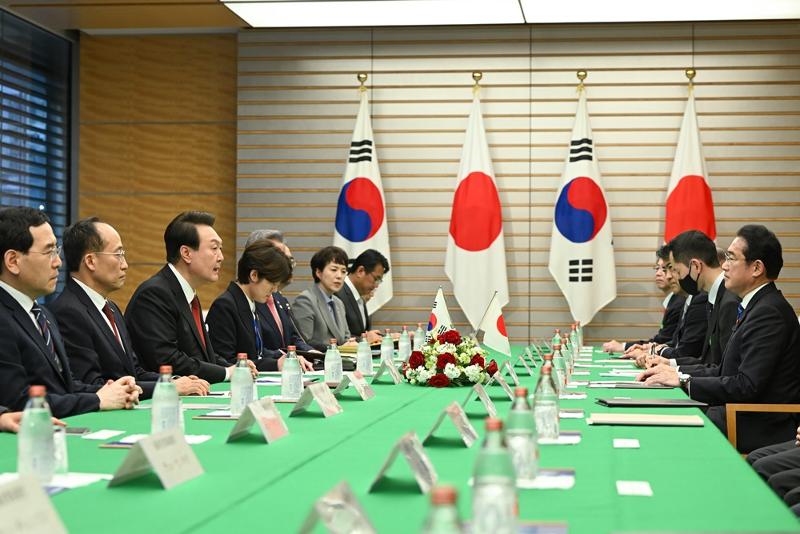 President Yoon Suk Yeol (third from left) and Japanese Prime Minister Kishida Fumio (far right) on March 16 hold an extended bilateral summit at the Prime Minister's Office of Japan in Tokyo. (Yonhap News)