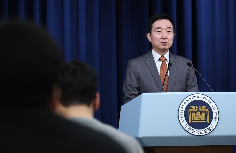 Presidential spokesperson Lee Do-woon on March 19 gives a briefing on last week's bilateral summit with Japan at the presidential office in Seoul's Yongsan-gu District. 