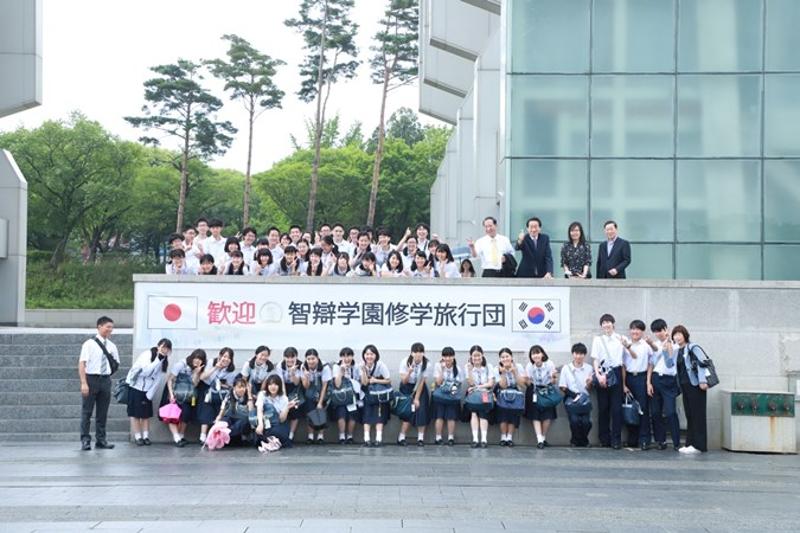 Field trips to Korea by Japanese students are set to resume on March 21 after a three-year hiatus caused by the COVID-19 pandemic. Shown is a group of students from Chiben Gakuen Senior High School in Gojo of Japan's Nara Prefecture during their field trip to Gyeongju Expo Park in Gyeongju, Gyeongsangbuk-do Province. (Gyeongju Expo Park) 