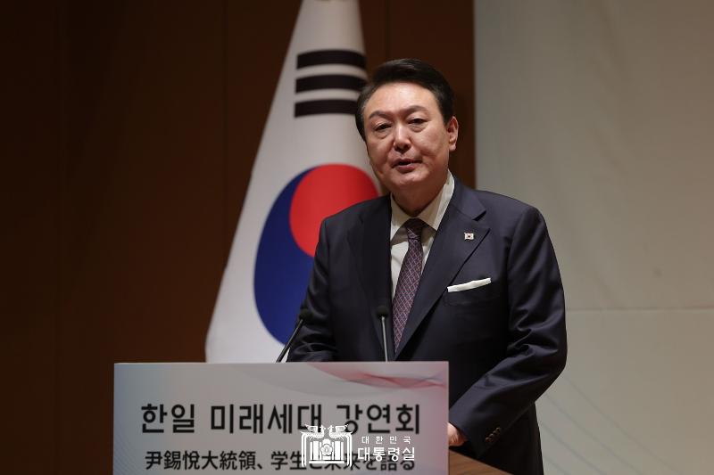 President Yoon Suk Yeol has received an invitation from Japanese Prime Minister Fumio Kishida to attend in May the summit of the Group of 7 (G7) major economies in Hiroshima, Japan.