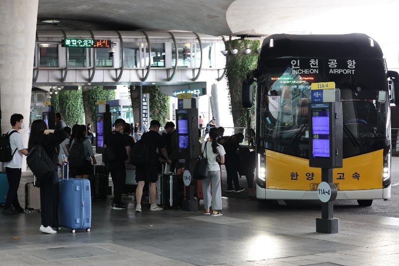 Night buses connecting Seoul and Incheon International Airport are running again. The photo shows passengers boarding at a bus stop of the airport. (Yonhap News)