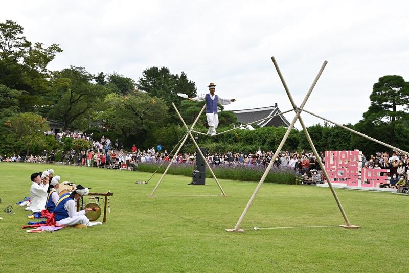 This is a jultagi (tightrope walking) performance from September 2022 during the Chuseok (Korean Thanksgiving) holidays.