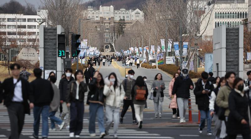 The number of foreign students in Korea has exceeded 200,000. Shown are crowds of students at the main gate of Yonsei University in Seoul's Seodaemun-gu District at the start of a semester. (Yonhap News)