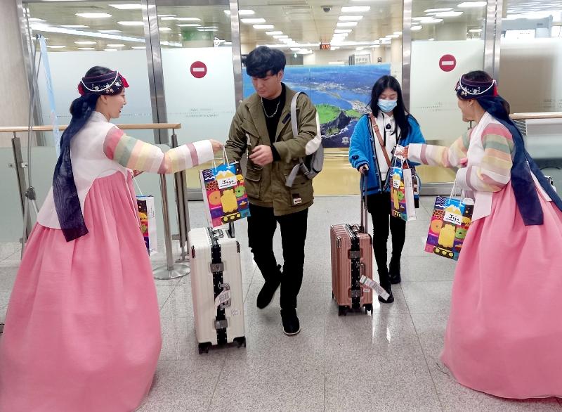 The Jeju Special Self-Governing Provincial Tourism Association on July 10 said 149,908 foreign tourists visited Jeju Island this year from January to May. Shown are tourists from Shanghai, China, in March receiving souvenirs as gifts at Jeju International Airport after arriving in Jeju. (Jeju Tourism Organization)