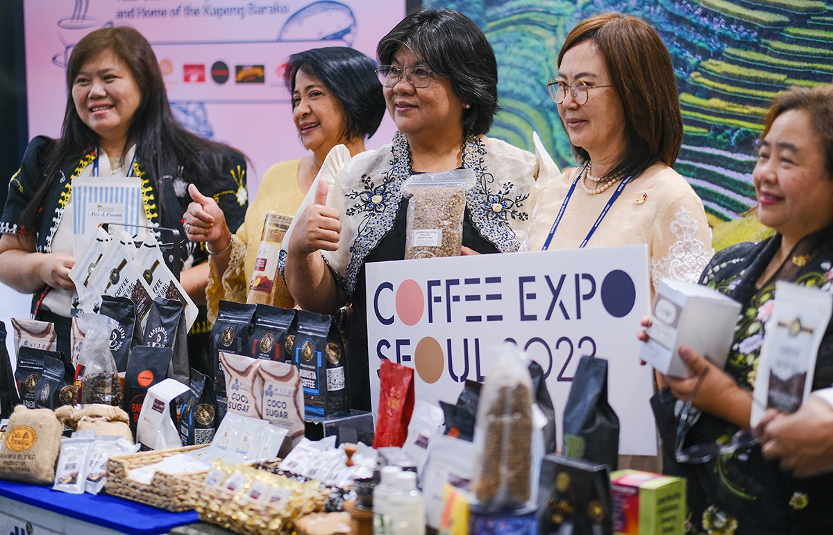 Representatives from the coffee industry of the Philippines, the country of honor at this year's Coffee Expo Seoul, on April 5 display Philippine coffee products at the event held at COEX Mall in the Samseong-dong neighborhood of Seoul's Gangnam-gu District.