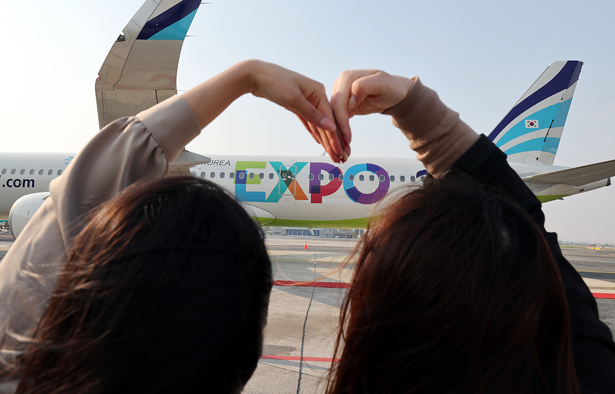 A sendoff event on April 7 is held at Gimhae International Airport in Busan's Gangseo-gu District for a delegation from the International Bureau of Expositions departing Korea after wrapping up its inspection of the city's bid to host the 2030 World Expo. 