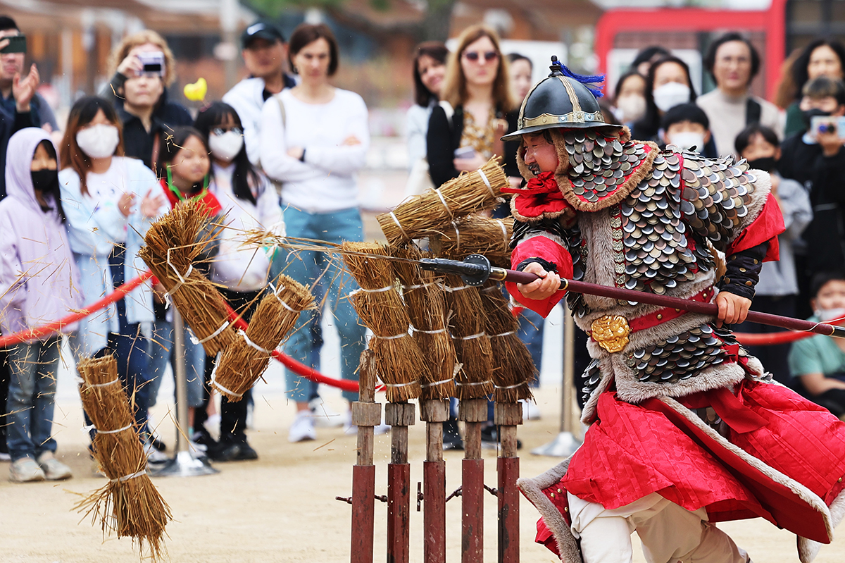 Visitors on the morning of April 20 watch a demonstration team giving a trial performance of Muye 24 Gi (24 Martial Arts Techniques) at Hwaseong Haenggung Palace in Suwon, Gyeonggi-do Province.